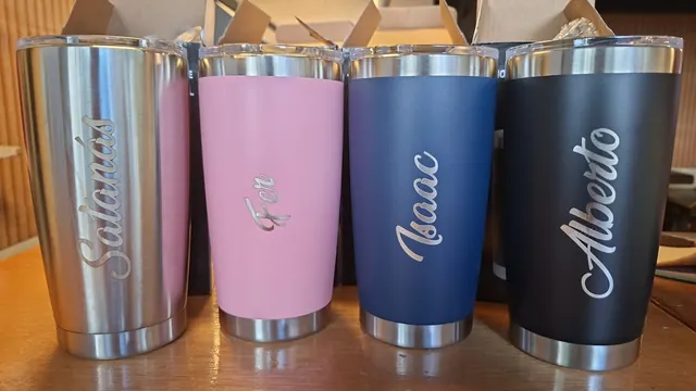 Cuatro termos de acero (plateado, rosa, azul marino y negro) con nombres grabados con láser